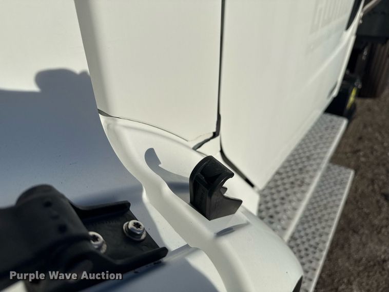 image for item EG2348 2004 Freightliner Business Class M2 flatbed truck