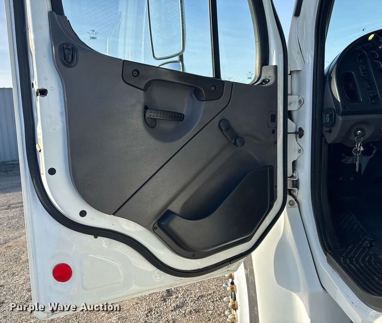 image for item EG2348 2004 Freightliner Business Class M2 flatbed truck