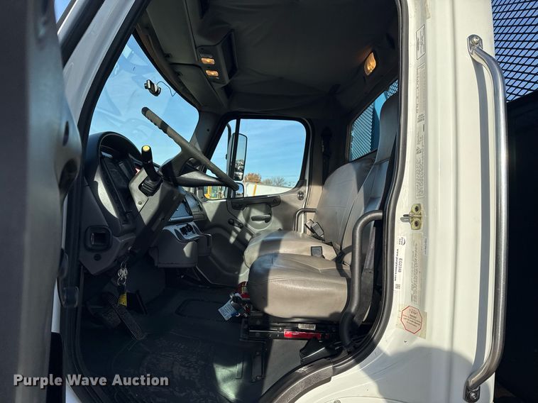 image for item EG2348 2004 Freightliner Business Class M2 flatbed truck