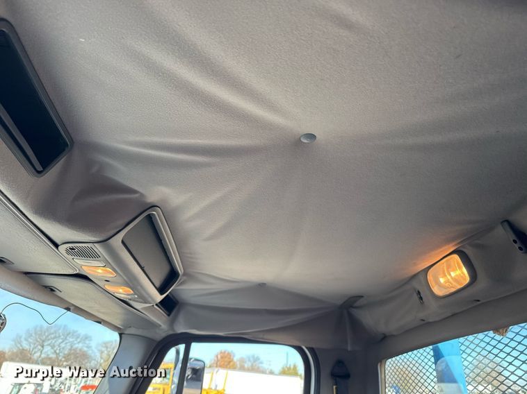 image for item EG2348 2004 Freightliner Business Class M2 flatbed truck