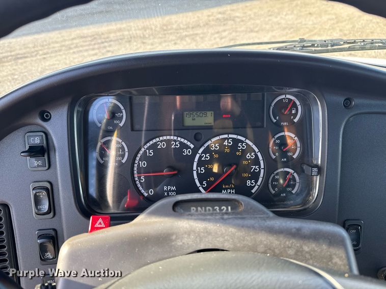 image for item EG2348 2004 Freightliner Business Class M2 flatbed truck