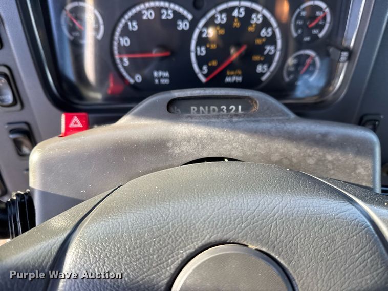 image for item EG2348 2004 Freightliner Business Class M2 flatbed truck