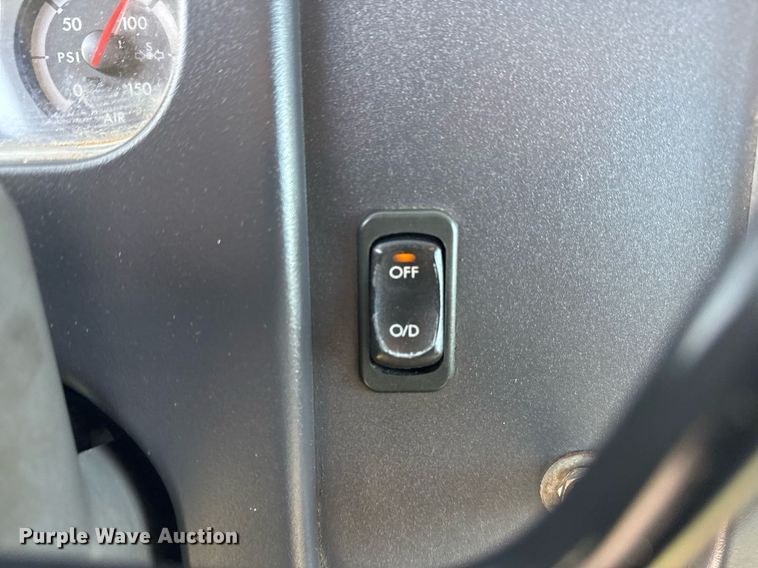 image for item EG2348 2004 Freightliner Business Class M2 flatbed truck