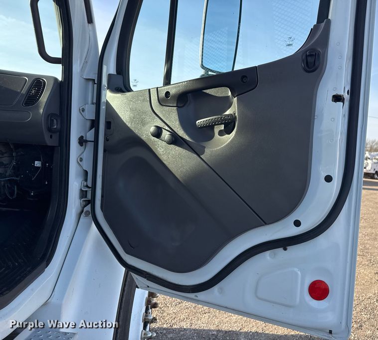 image for item EG2348 2004 Freightliner Business Class M2 flatbed truck