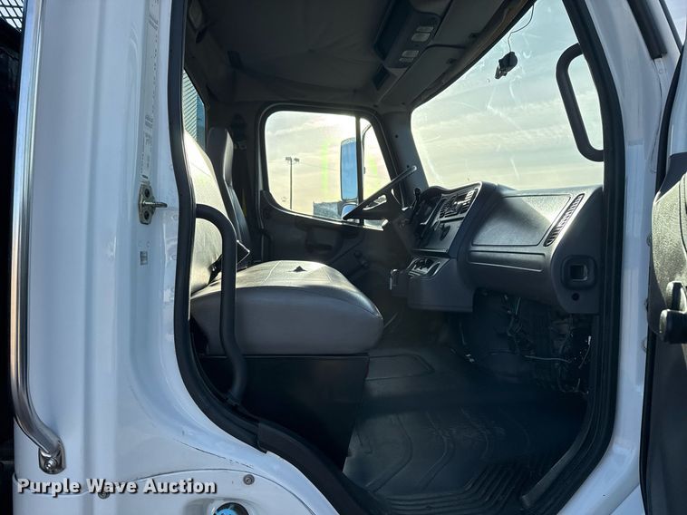 image for item EG2348 2004 Freightliner Business Class M2 flatbed truck