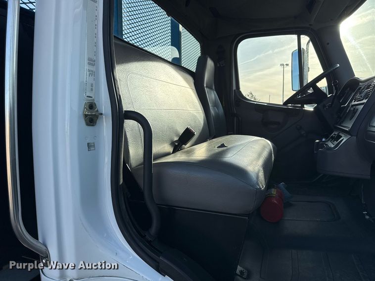 image for item EG2348 2004 Freightliner Business Class M2 flatbed truck