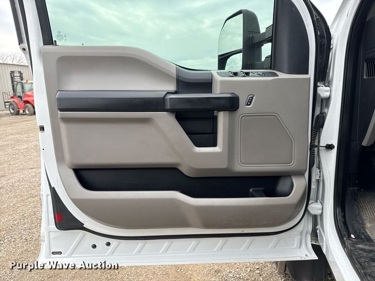 image for item EG2463 2017 Ford F450 Super Duty SuperCab truck cab and chassis