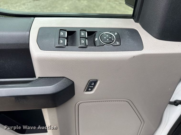 image for item EG2463 2017 Ford F450 Super Duty SuperCab truck cab and chassis