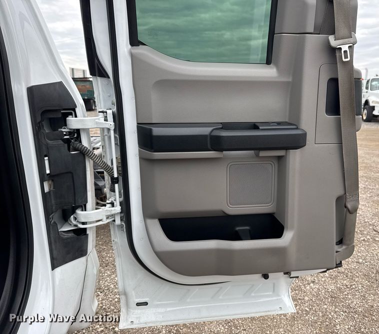 image for item EG2463 2017 Ford F450 Super Duty SuperCab truck cab and chassis