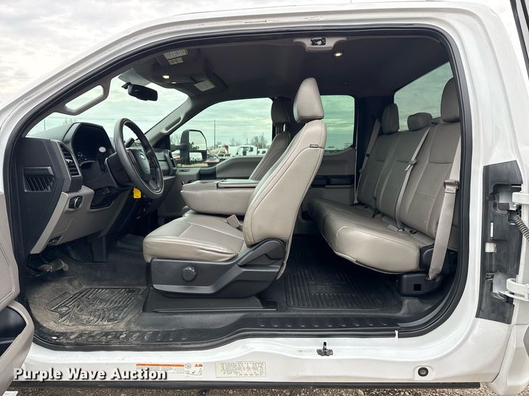 image for item EG2463 2017 Ford F450 Super Duty SuperCab truck cab and chassis