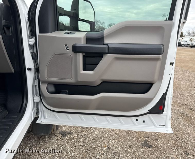 image for item EG2463 2017 Ford F450 Super Duty SuperCab truck cab and chassis