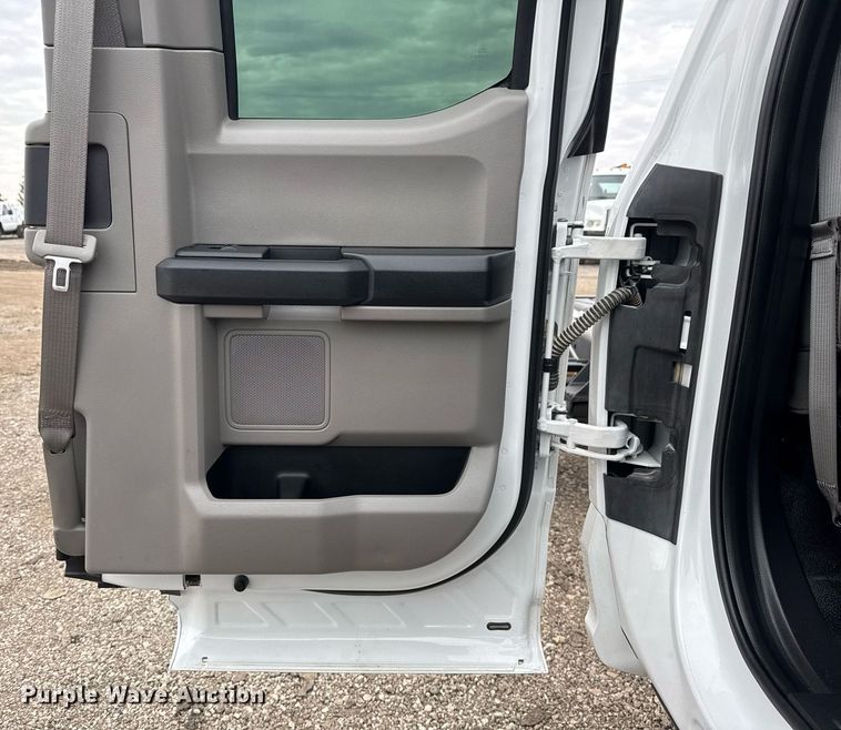 image for item EG2463 2017 Ford F450 Super Duty SuperCab truck cab and chassis