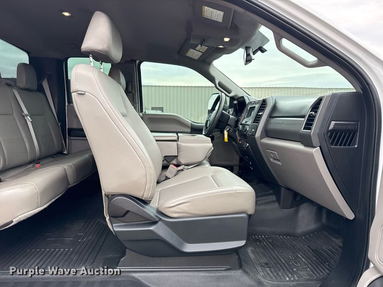 image for item EG2463 2017 Ford F450 Super Duty SuperCab truck cab and chassis