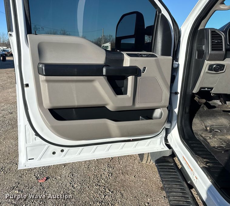 image for item EG2483 2019 Ford F550 flatbed truck