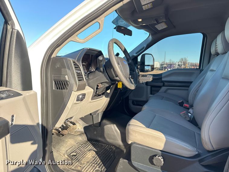 image for item EG2483 2019 Ford F550 flatbed truck