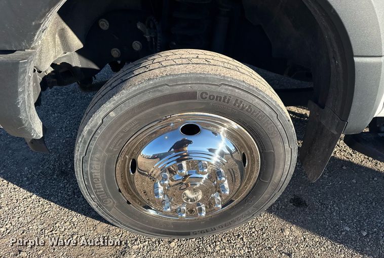 image for item EG2483 2019 Ford F550 flatbed truck