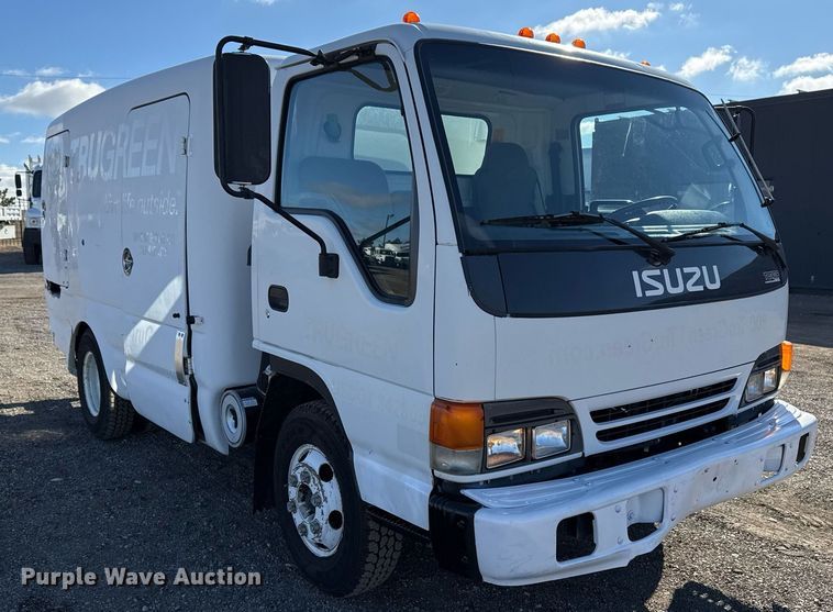 image for item EG2487 2003 Isuzu  NPR sprayer truck 