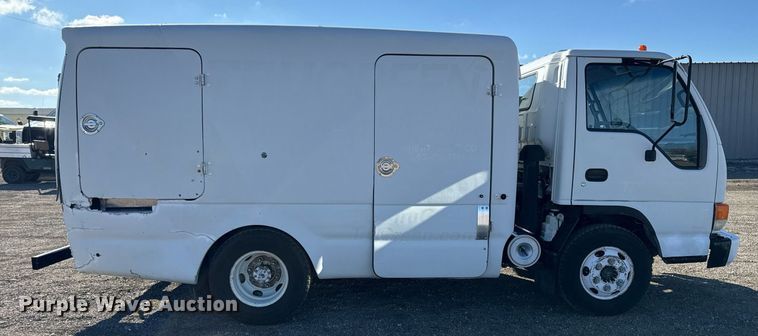 image for item EG2487 2003 Isuzu  NPR sprayer truck 