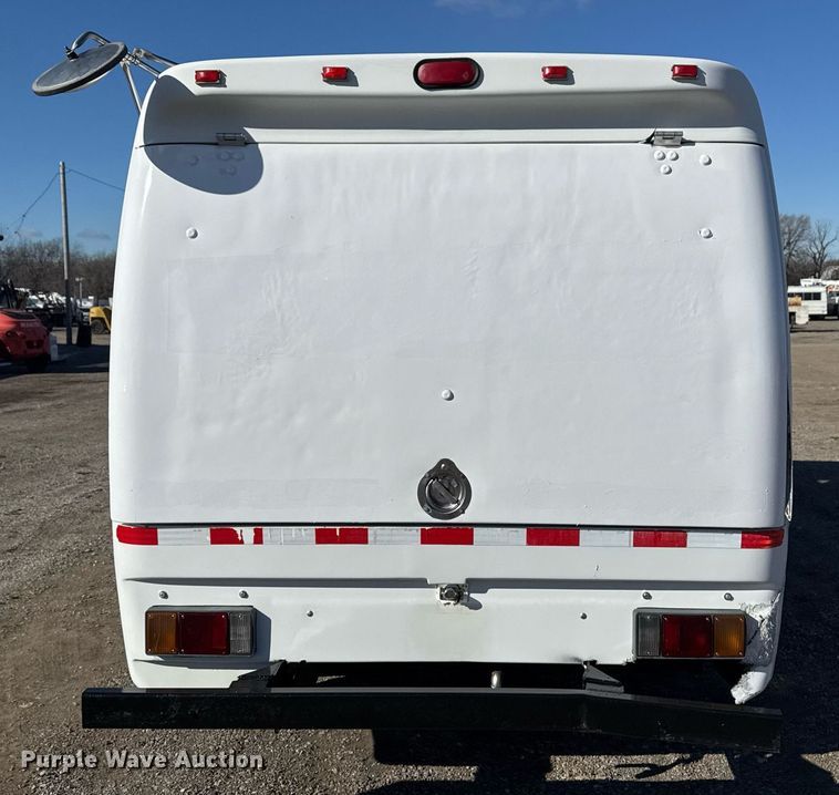 image for item EG2487 2003 Isuzu  NPR sprayer truck 