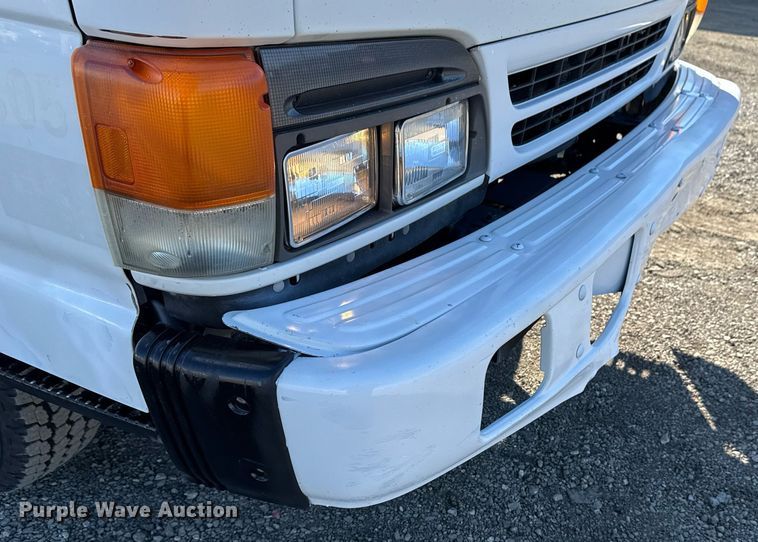 image for item EG2487 2003 Isuzu  NPR sprayer truck 