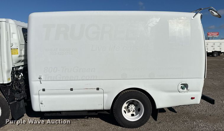 image for item EG2487 2003 Isuzu  NPR sprayer truck 