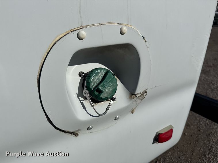 image for item EG2487 2003 Isuzu  NPR sprayer truck 