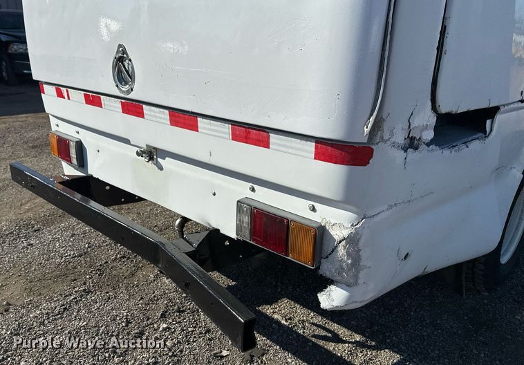 image for item EG2487 2003 Isuzu  NPR sprayer truck 