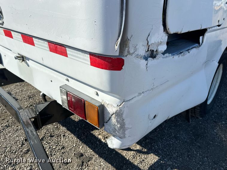 image for item EG2487 2003 Isuzu  NPR sprayer truck 