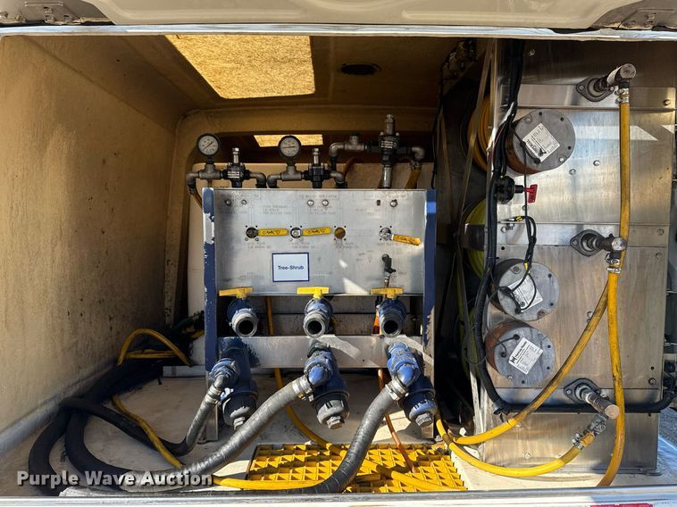 image for item EG2487 2003 Isuzu  NPR sprayer truck 