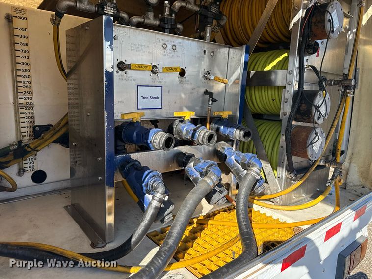 image for item EG2487 2003 Isuzu  NPR sprayer truck 