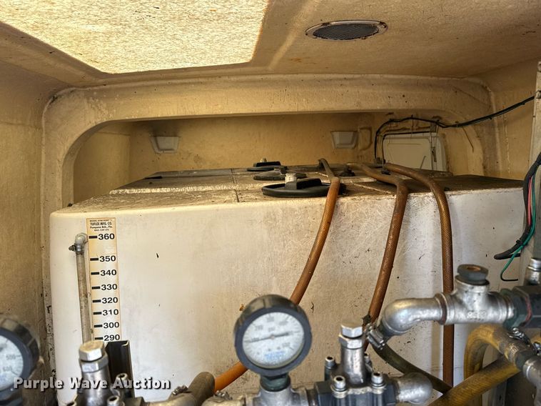 image for item EG2487 2003 Isuzu  NPR sprayer truck 