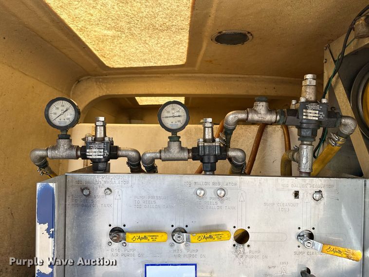 image for item EG2487 2003 Isuzu  NPR sprayer truck 