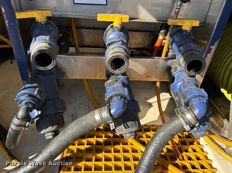 image for item EG2487 2003 Isuzu  NPR sprayer truck 