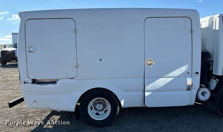 image for item EG2487 2003 Isuzu  NPR sprayer truck 