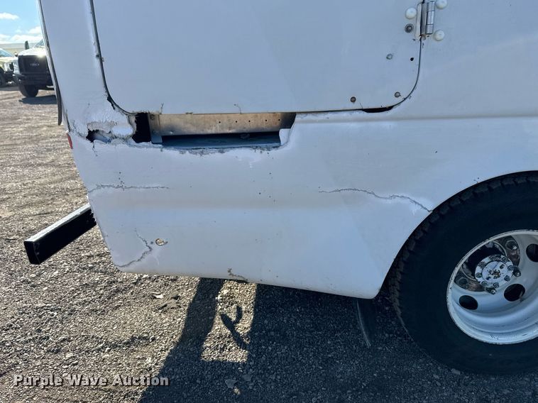 image for item EG2487 2003 Isuzu  NPR sprayer truck 