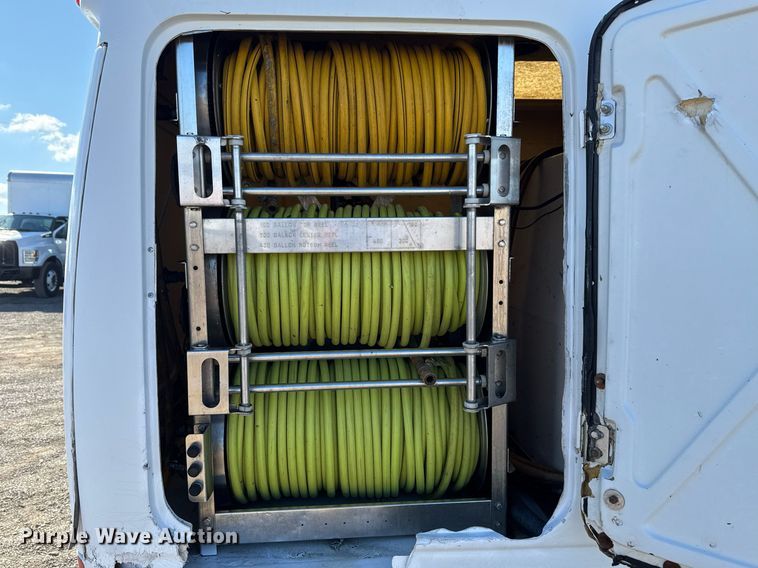 image for item EG2487 2003 Isuzu  NPR sprayer truck 