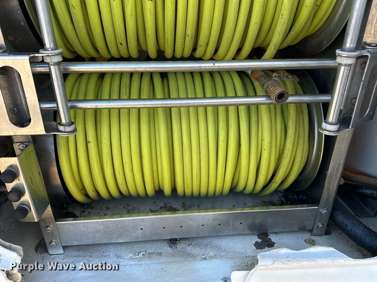 image for item EG2487 2003 Isuzu  NPR sprayer truck 