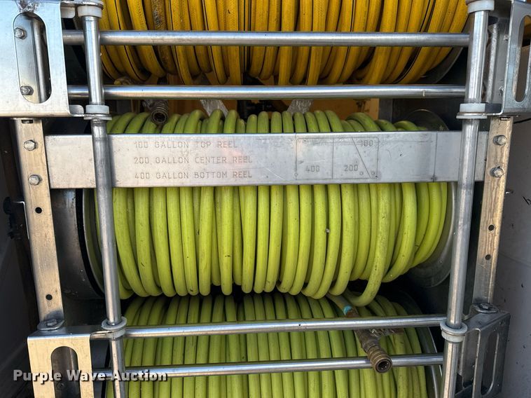 image for item EG2487 2003 Isuzu  NPR sprayer truck 