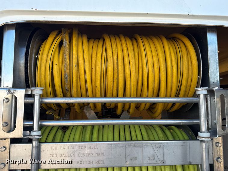 image for item EG2487 2003 Isuzu  NPR sprayer truck 