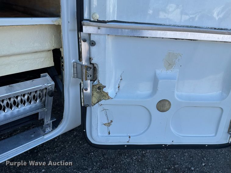 image for item EG2487 2003 Isuzu  NPR sprayer truck 