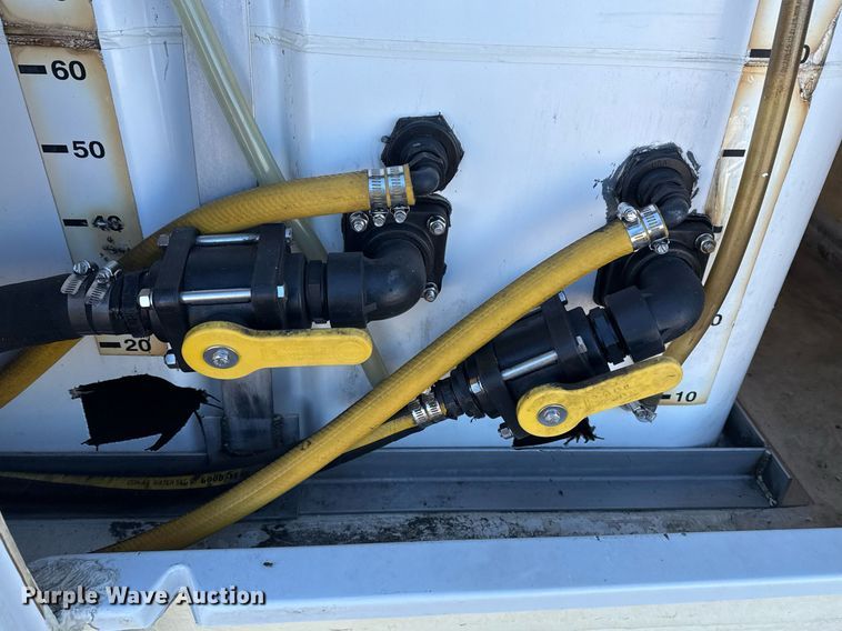 image for item EG2487 2003 Isuzu  NPR sprayer truck 