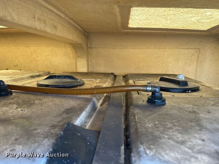 image for item EG2487 2003 Isuzu  NPR sprayer truck 