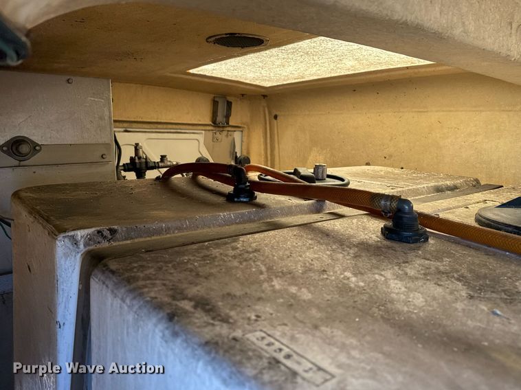 image for item EG2487 2003 Isuzu  NPR sprayer truck 