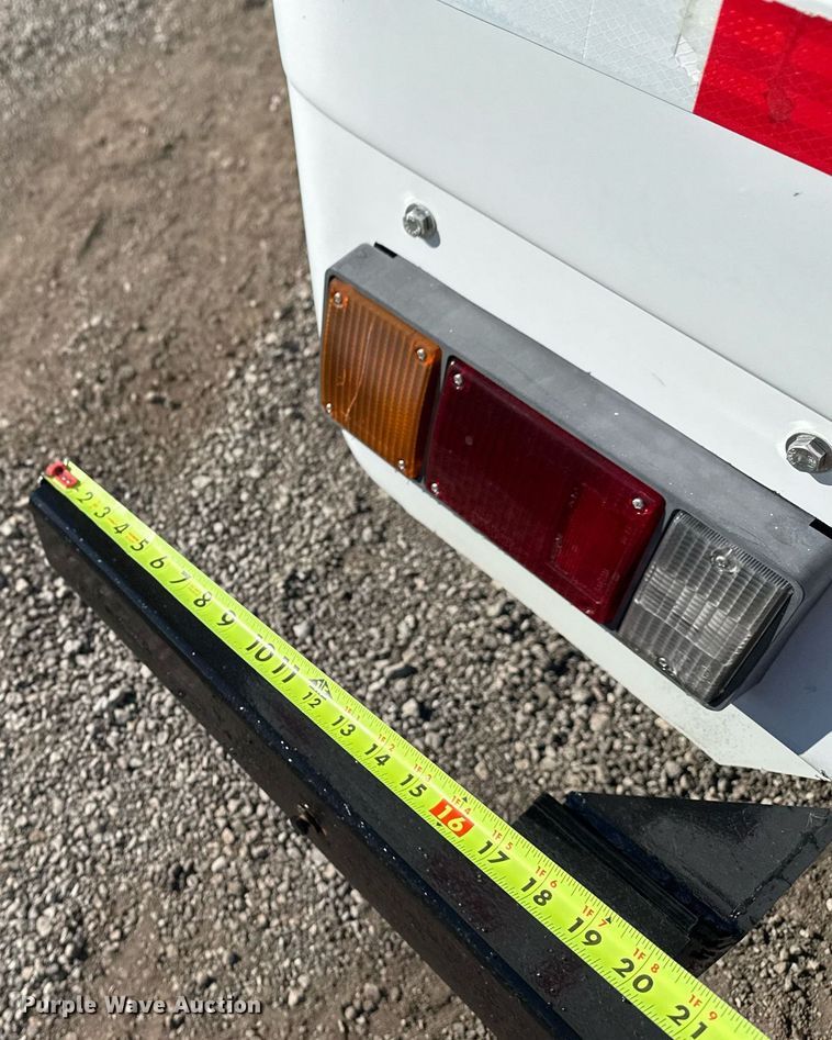 image for item EG2487 2003 Isuzu  NPR sprayer truck 