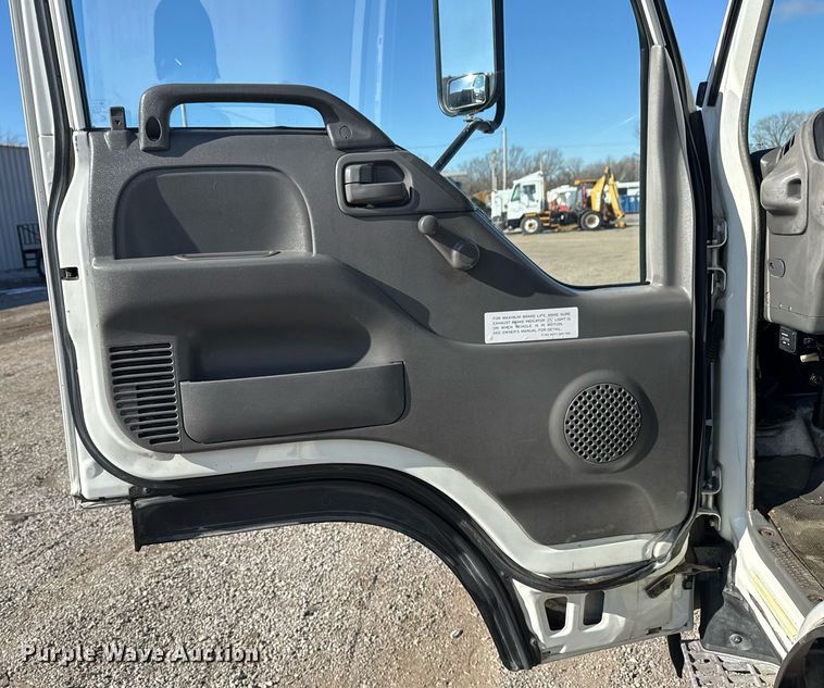 image for item EG2487 2003 Isuzu  NPR sprayer truck 