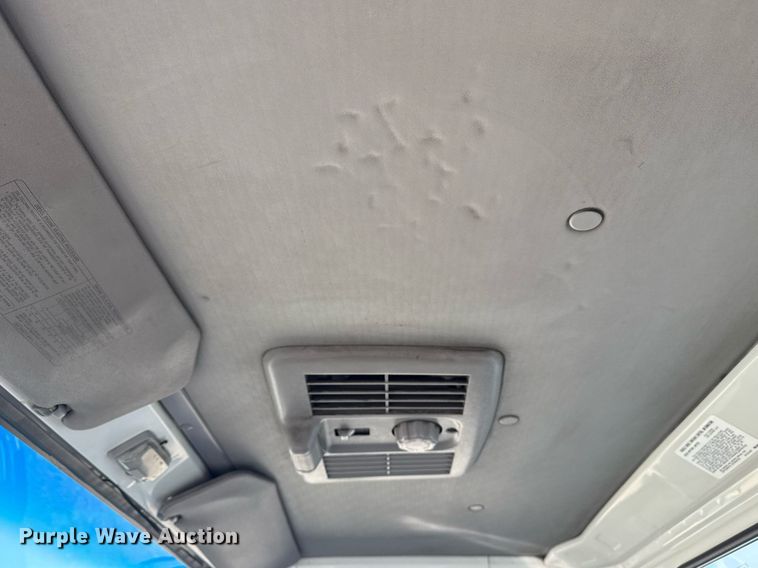 image for item EG2487 2003 Isuzu  NPR sprayer truck 