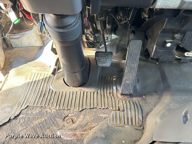 image for item EG2487 2003 Isuzu  NPR sprayer truck 