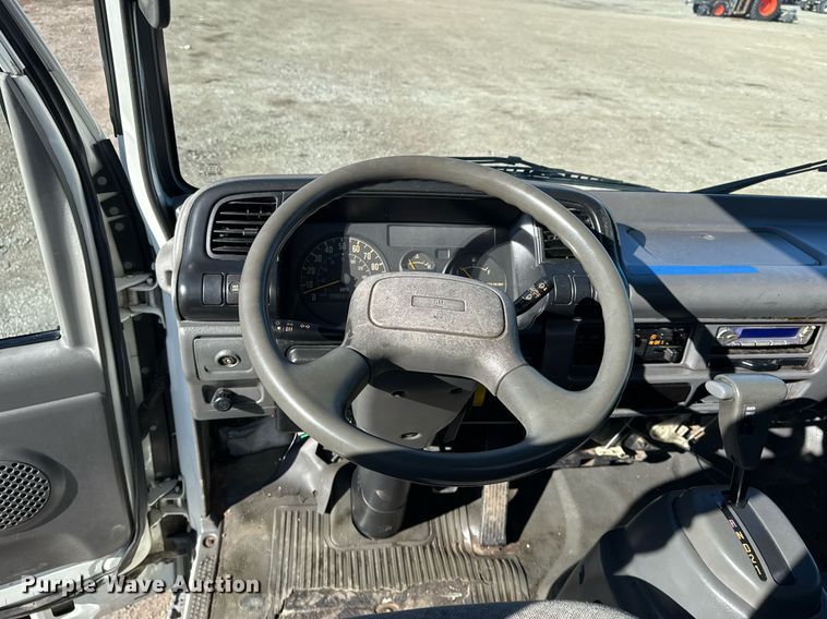 image for item EG2487 2003 Isuzu  NPR sprayer truck 