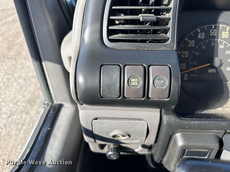 image for item EG2487 2003 Isuzu  NPR sprayer truck 