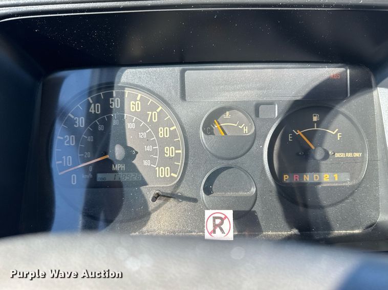 image for item EG2487 2003 Isuzu  NPR sprayer truck 